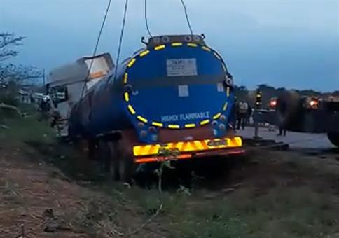 Den LKW aus dem Graben heben