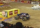 Unglaublicher Monster Truck Backflip