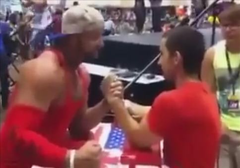 Selfie beim Armdrücken