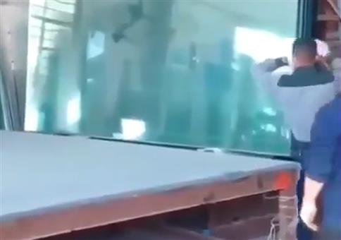 Scheibe kontrolliert fallen lassen