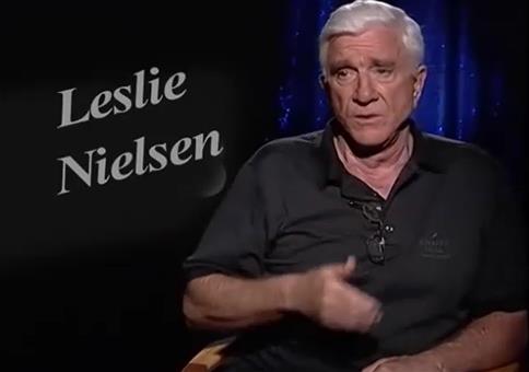 Leslie Nielsen hat starke Flatulenzen beim Interview