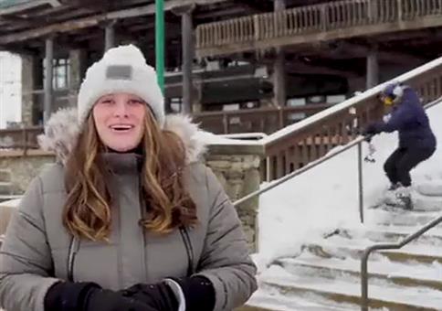 Hinter ihr kommt was die Treppe runter