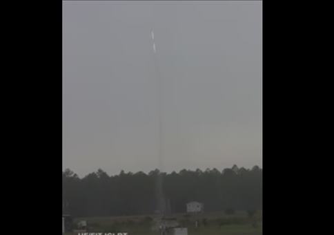 Rakete an einem Kupferdraht in eine Gewitterwolke schießen