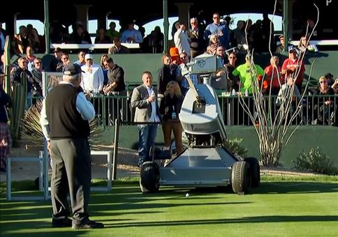 Roboter schlägt ein Hole in one