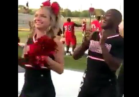 Er ist Cheerleader durch und durch