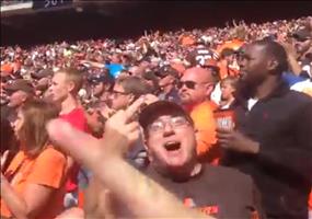 Football Fan im falschen Lager