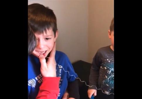 Zahn ziehen und der kleine Bruder hilft