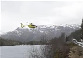 Hubschrauber landet auf Leitplanke