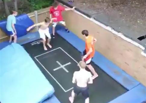 Jungs mit cooler Nummer auf Trampolin