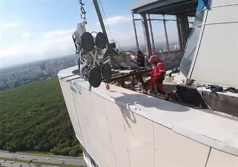 Wenn Profis eine Glasplatte auf einen Wolkenkratzer hieven