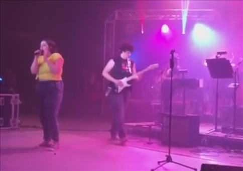 Schwer beladene Bühne