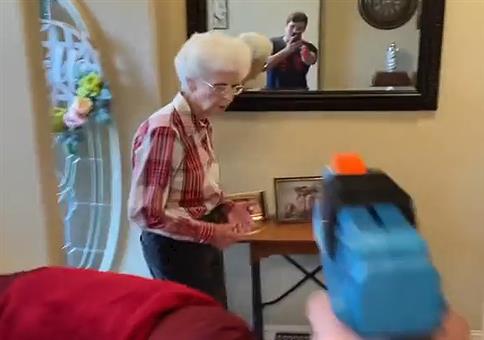 Die Oma abknallen