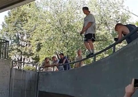 Sprung aufs Geländer vom Profis ausgeführt