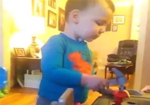 Ein junger kleiner Handwerker