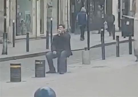 Den Poller als gemütliche Sitzgelegenheit