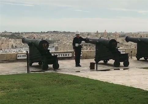 Mit Kanonen auf Spatzen in Valletta