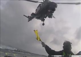 Hubschrauber landet bei starkem Wellengang