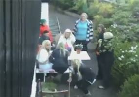 Blondinen und Feuerwerkskörper