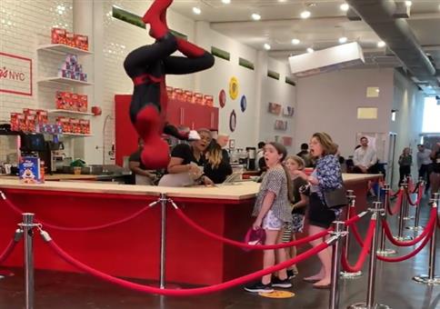 Spiderman von der Decke