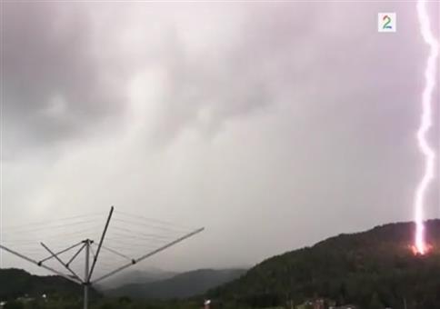 Plötzlicher Blitzeinschlag direkt neben der Terasse