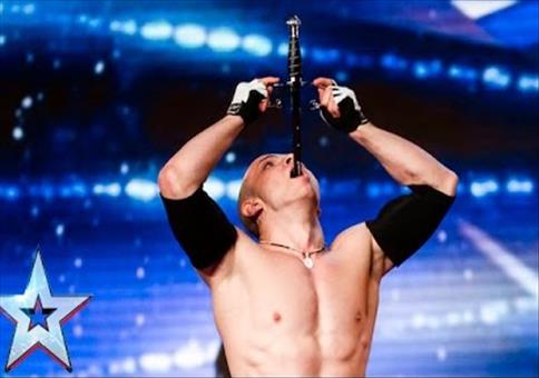 Schwertschlucker bei Britain’s Got Talent 2016