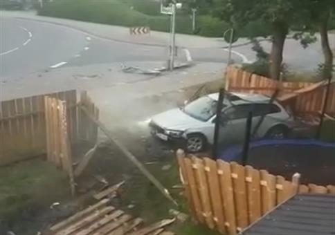 Blondinen begehen Fahrerflucht