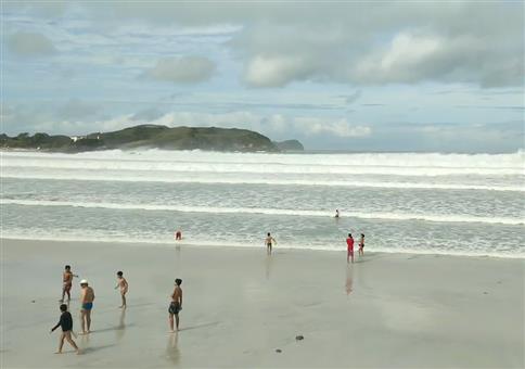 Die Natur gegen Touristen am Meer