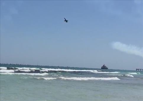 Jets fliegen über Badestrand