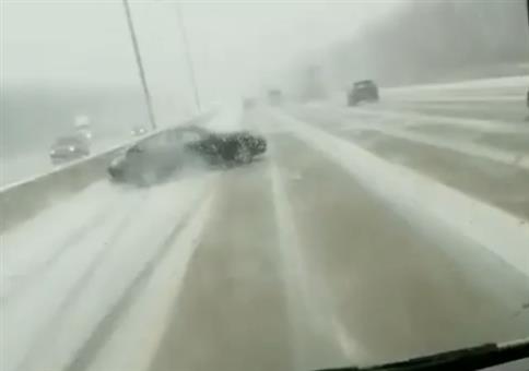 Oh, da dreh sich jemand auf der Fahrbahn!