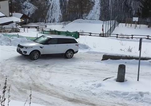 Im Schnee hats der SUV Fahrer schwer