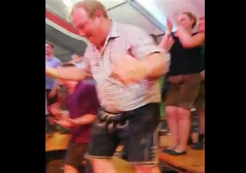 Arschbombe im Bierzelt