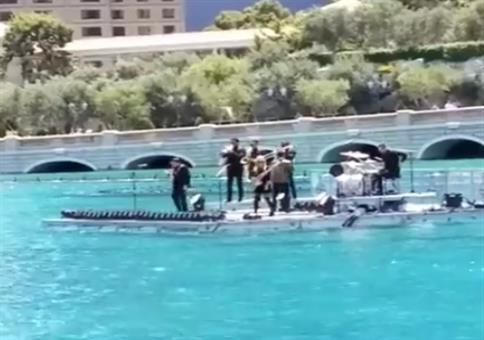 Livemusik mit Wassershow kombiniert