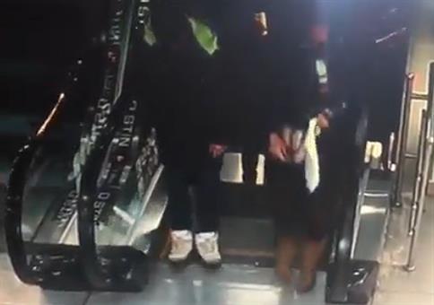 Du fährst Rolltreppe und plötzlich sind deine Schuhe weg