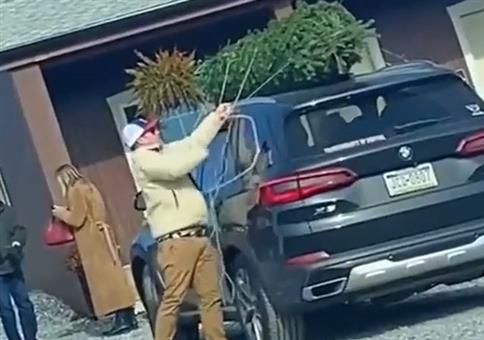 Weihnachtsbaum aufs Dach schnallen