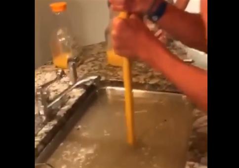 Wenn das Waschbecken verstopft ist, muss der Pömpel her!