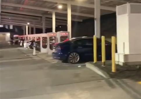 Noch schnell den Tesla volltanken