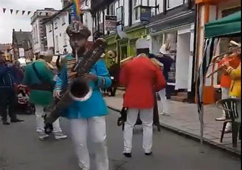 Endlich mal ne Marching Band, die richtige Party Musik spielt