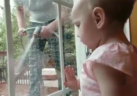 Wenn der Papa von außen die Fenster abspritzt