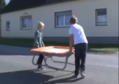 Verrückter Trampolin Stunt