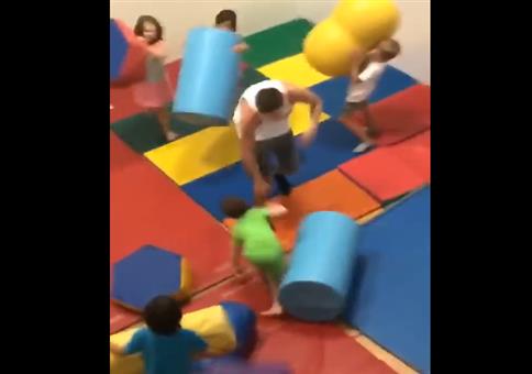 Kinderschlacht -  Er gegen alle