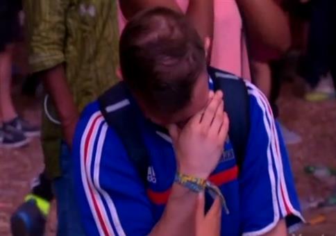 Kleiner Portugiese tröstet französischen Fan