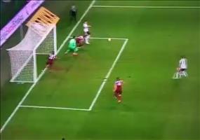 Lustige Slapstickeinlage vor dem Fußballtor