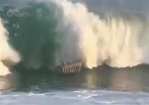 Mit einer Luftmatratze die Welle reiten