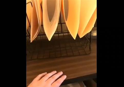 Das quietschende Ordner-Gestell klingt wie...