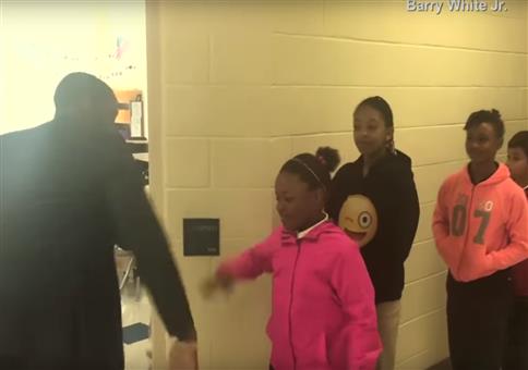 High-Five Lehrer gibt jedem Schüler ein anderes High-Five