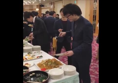 Nachschlag am Buffet holen