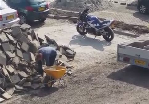 Arbeitsbeschaffungsmaßnahme: Bodenplatten verladen