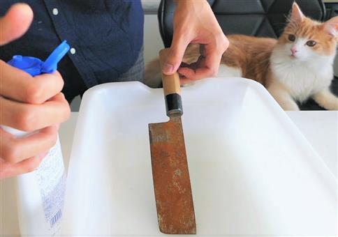 Altes rostiges Messer auf Hochglanz bringen