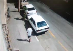 Autodieb mit kurzen Beinen