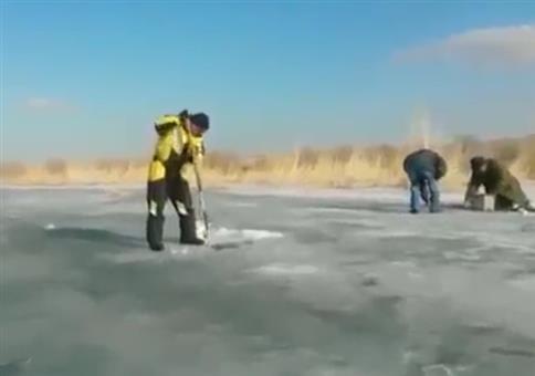 Leichtes Eisfischen in Russland